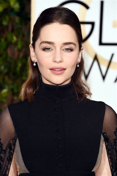 Under the sunbeams, the hollywood star looks stunning with the fair skin. Emilia Clarke No Makeup - Mugeek Vidalondon
