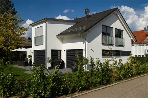 Es war toll gespräche zu führen mit den bauherren, bauinteressenten, freunden und familie! Modernes Satteldach Haus Mit Dachuberstand - Heimidee