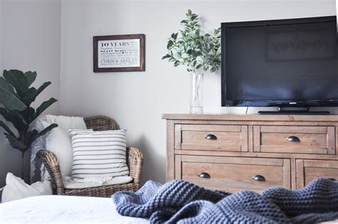 The interior décor is simple and only contains basic elements. Best Friday Features Link Party -- and Ultimate Craft Room ...