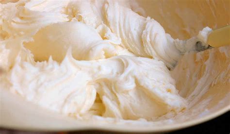 Dan terakhir, tambahkan susu kental manis. 5 Cara Membuat Butter Cream Yang Lembut dan Sederhana ...