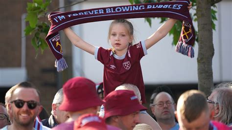 West Ham Fans Ecstatic As Squad Hosts Victory Parade To Celebrate