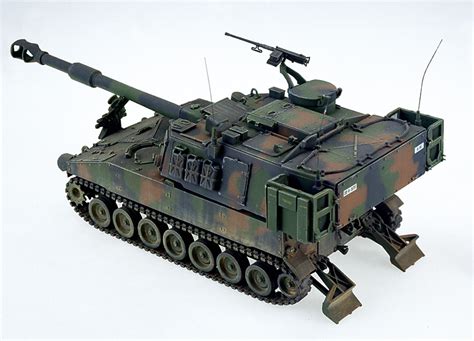 A total of 950 artillery systems were built for the us army. M109A6 Paladin