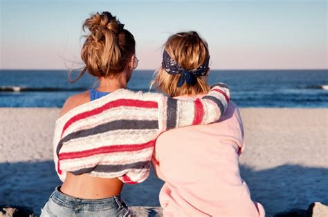 Två Unga Flickor Bästa Vän Som Tillsammans Sitter På Stranden På S