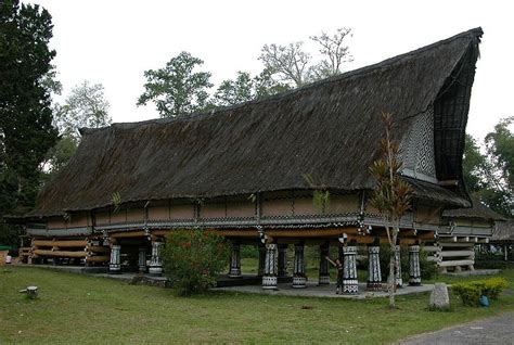 Satu rumah biasanya dihuni oleh satu keluarga sampai delapan keluarga besar batak. Inilah Rumah Adat Batak Simalungun Bolon Sumatera Utara ...