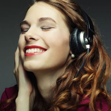 Premium Photo Young Woman With Headphones Listening Music