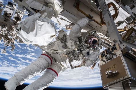 The Terrifying Moment A Nasa Astronaut Drifted Untethered Through Space Bgr
