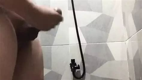 jonge argentijnse trekt zich af in de badkamer xhamster