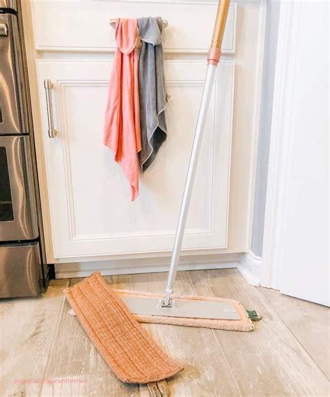 Check out this amazing norwex hand held cleaning system paired with a small wet mop pad for so many uses including cleaning. Window Cloth, EnviroCloth, Wet and Dry Mop Pads made from ...