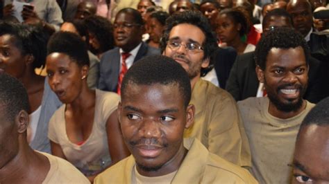 Activistas Angolanos Espancados Dentro Do Tribunal Antes Do Reinício Do Julgamento