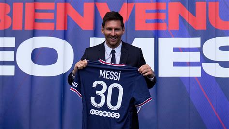 Ansu Fati Presenta La Camiseta Número 10 De Lionel Messi En Barcelona