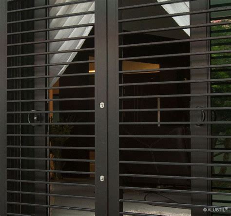 Aesthetically innovative, this system gives a new concept of your sliding doors. Grille and Gate 15 | Rejas modernas