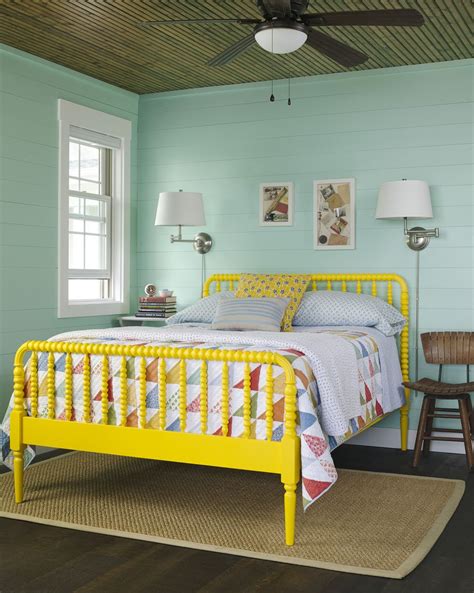Desain kamar tidur warna biru muda adalah salah satu pilihan yang boleh anda pertimbangkan. 6 Warna Cat Kamar bikin Tidur Nyenyak - Medcom.id
