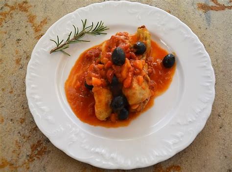 Man mano che cuoce, aggiungiamo un po' di acqua, che dovrà essere sempre un liquido di fondo e non dovrà coprire il pollo. Pollo alla cacciatora con peperoni