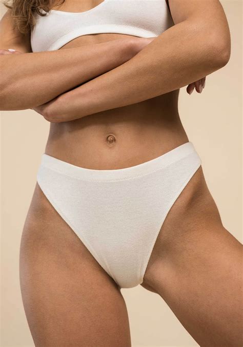 Emily Ratajkowski Strips Down To White Underwear As She Lounges On Her