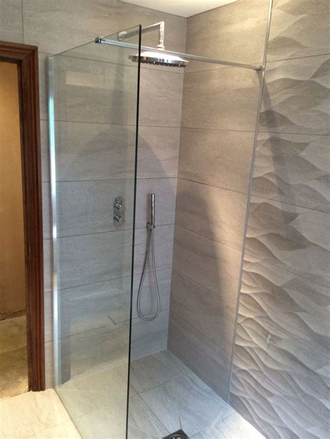 Fits all sizes and thicknesses. This pic shows metal trim piece between 3D tile and flat tile