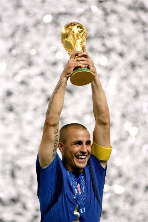 L'italie remporte sa quatrième coupe du monde après une séance de tirs aux buts où seul trezeguet a manqué son penalty, heurtant la transversale. coupe du monde 2006 Italie France Fabio cannavaro | Joueur ...