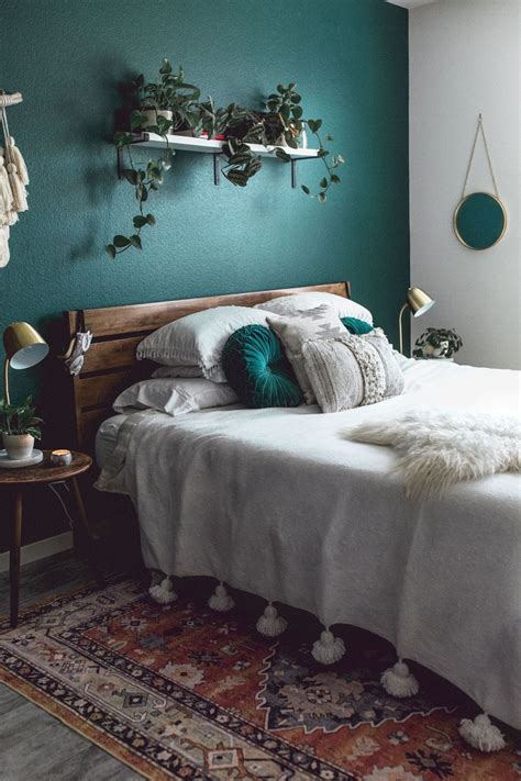 Adding green to the bedroom is easy if you already have a muted color scheme going in the room. Green Mid-century modern Furniture White Interior design ...