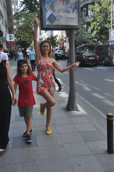 İki yıldır çalışmadığını söyleyen güzel oyuncu, bundan sorumlu tuttuğu yapımcılara isyan etti. Leyla Bilginel: Ülkem çağ atlamış - - Magazin Haberleri