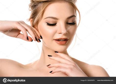 Mujer Rubia Hermosa Desnuda Con Maquillaje Uñas Negras Posando Aislado fotografía de stock