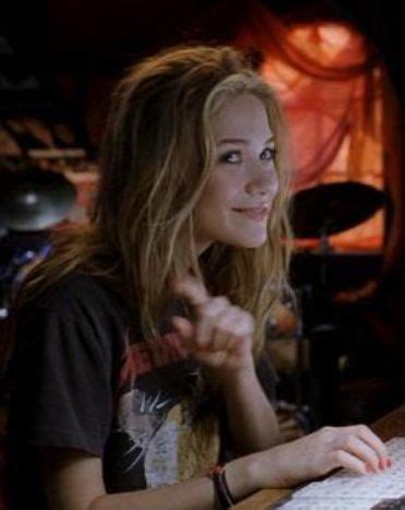 Líneas náuticas actualizadas para la temporada en azul cielo y amarillo dorado. Roxy Ryan- New York Minute | Military science fiction ...