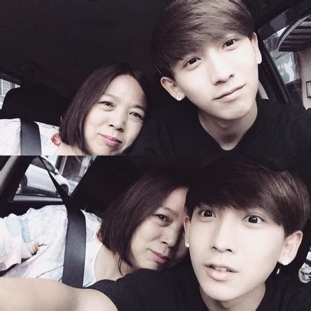 Manage your video collection and share your thoughts. 《飛魚》小鮮肉黃宏軒帥爆紅 腰間刺青藏對癌母的愛 | ETNEWS星光雲 | ETNEWS新聞雲