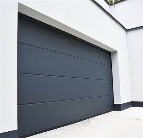 Si vous avez un garage aux les portes de garage sectionnelles à déplacement latéral permettent une ouverture piétonne facile d'accès. Portes de garage sectionnelles | Vitel