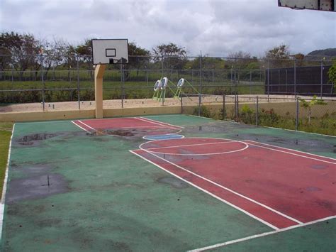 Direkt neben dem spielplatz befindet sich ein basketballplatz mit 2 körben, ein … Bild "Basketballplatz" zu Hotel Luperon Beach Resort in ...