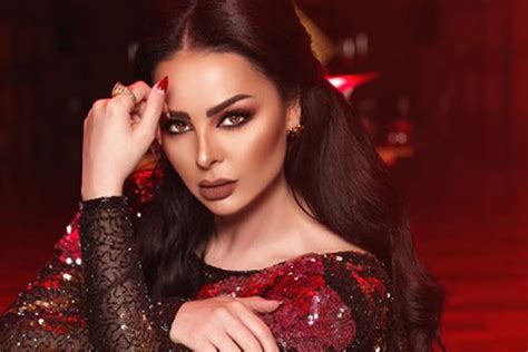 ولدت في الكويت نشأت وتربت في الأردن وسط عائلة فنية لأب موسيقيّ وعضو في نقابة الفنانين بالأردن، وأم سورية كردية إنفصلا لاحقا، هي الأخت الكبرى لثلاثة اشقاء. ديانا كرزون تُغنّي باللغةِ الكردية