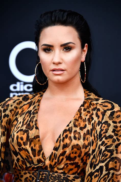 Pixie cut is a hot and popular hairstyle for women. Demi Lovato's pastel-pink pixie cut is 100% stunning ...