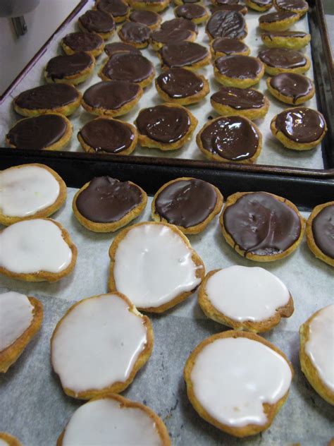 Le Sacristain Biscuits Black And White