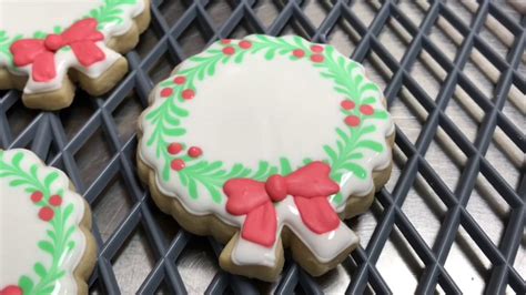 When you're a cookie decorator, any holiday is a great reason to make some fun cookies! Christmas in July - Wreath - Decorated Sugar Cookies - YouTube