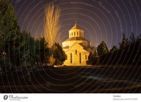 Wunderschön Beleuchtete Surb Sargis Kirche An Einem Winterabend In