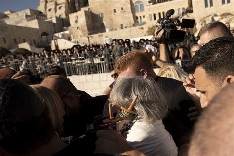 Scuffles At Western Wall As Hundreds Of Haredim Try To Block Progressive Prayer The Times Of
