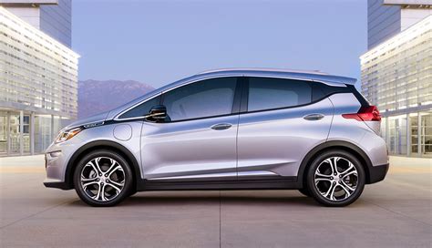Emme hall/roadshow when the chevrolet bolt ev debuted in 2016 it was, shall we say, the shit. Chevrolet Bolt EV debuts at CES (Images, Videos)