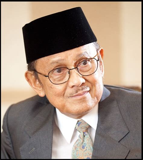 Karena kecerdasannya, beliau dikenal sebagai 'bapak teknologi indonesia. Biografi B.J Habibie | BiografiKu.com | Biografi dan ...