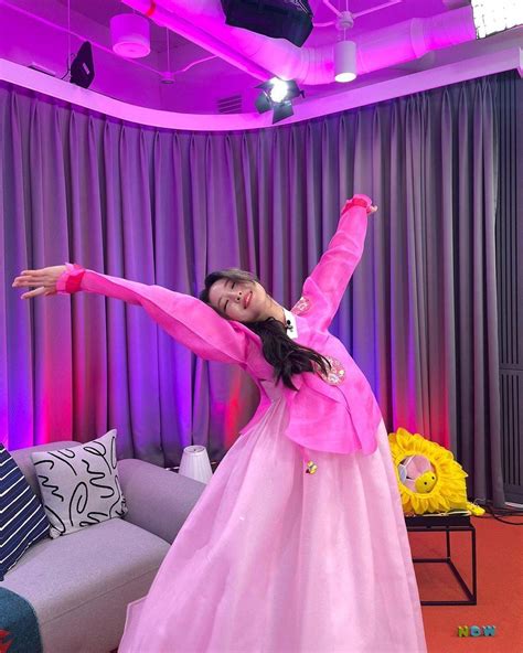 itzy yuna in hanbok scrolller