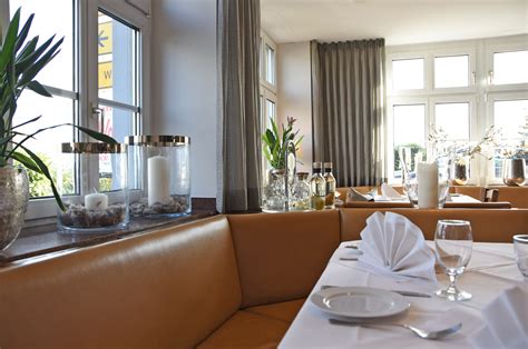 A dull finish, as on glass, metal, or paper: Kontakt - Restaurant Janses Mattes