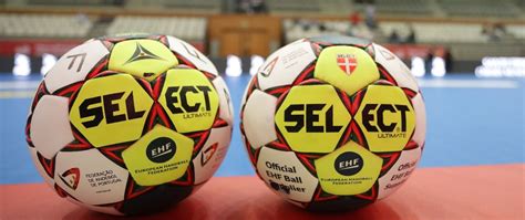 Um jogador arremessa à baliza durante uma partida de handebol. Bola Oficial para a Época 2019/2020 - Federação de Andebol ...