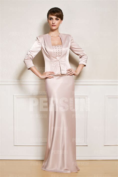 Le mot d'ordre de la mère de la mariée : Tailleur mariage en couleur chair - Persun.fr