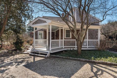 Adorable East Hampton Cottage With Just 1000 Sq Ft Lists For 635k