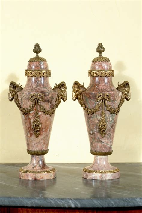 Coppia Di Vasi In Marmo Rosa Con Decorazioni In Bronzo Cesellato E