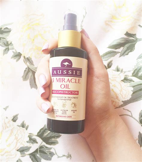 When it comes to ingredients, this product takes no shortcuts—it's packed with 25 hardworking oils, like jojoba, sunflower seed and coconut oil, which collectively combat brittleness and dryness. Beauty | Aussie's 3 Miracle Oil Reconstructor - VVNightingale