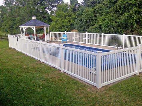 How to install chain link fence on uneven ground, image source: 16 Pool Fence Ideas for Your Backyard (AWESOME GALLERY)