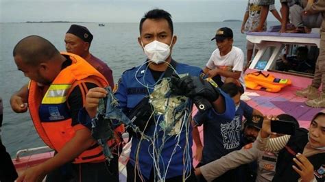 fears indonesia airliner crashed with 62 aboard reuters video