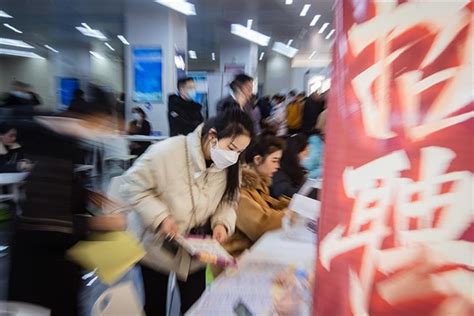 Chinese Firms Dangle Big Salaries Amid High End Talent Shortage