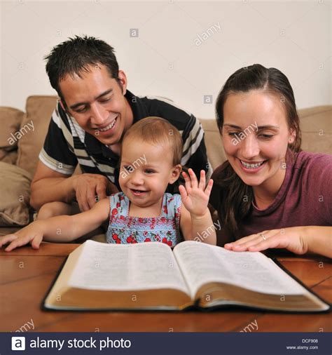 Una Joven Familia Cristiana Leyendo La Biblia Juntos Fotografía De Stock Alamy