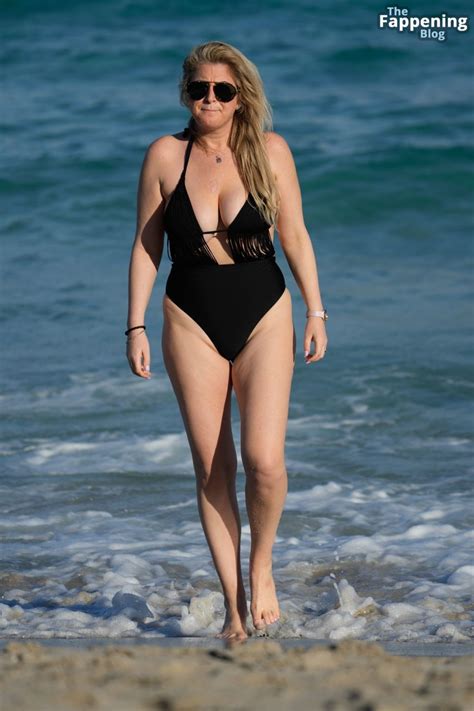 Josie Goldberg Enjoys A Beach Day In Miami 14 Photos Thefappening