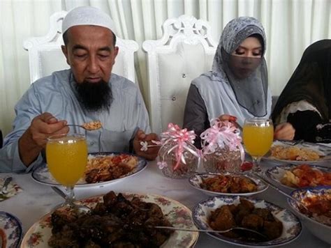 Pelik ada yang boleh lepas pemeriksaan polis: Biodata dan gambar Izyan, isteri ketiga Ustaz Azhar Idrus ...