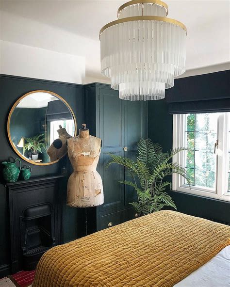 Mustard works so well in this room against the dark ...