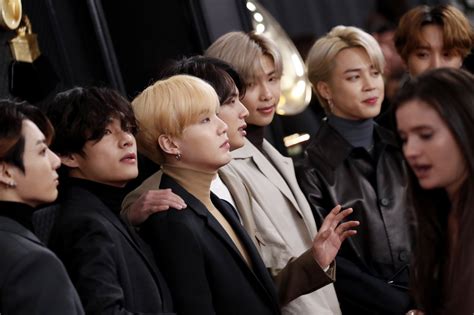 Lil nas x (4th from l) and music group bts perform onstage during the 62nd annual grammy awards at staples center on january 26, 2020 in los angeles, california. BTS 'At GRAMMYs Awards 2020 📍 20_01_27 em 2020 | Bts fotos, Jungkook, Meninos bts